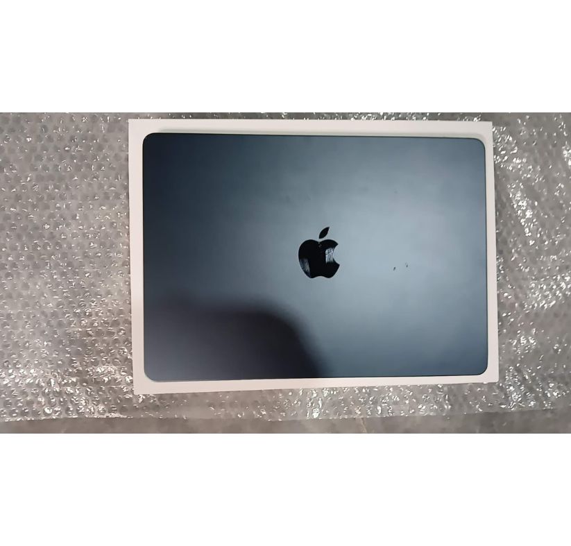 Apple MacBook Air 13.6" (2022, M2 Chip) | 8GB RAM | 256GB SSD – Pre-Owned Used Grade A (Model A2681)