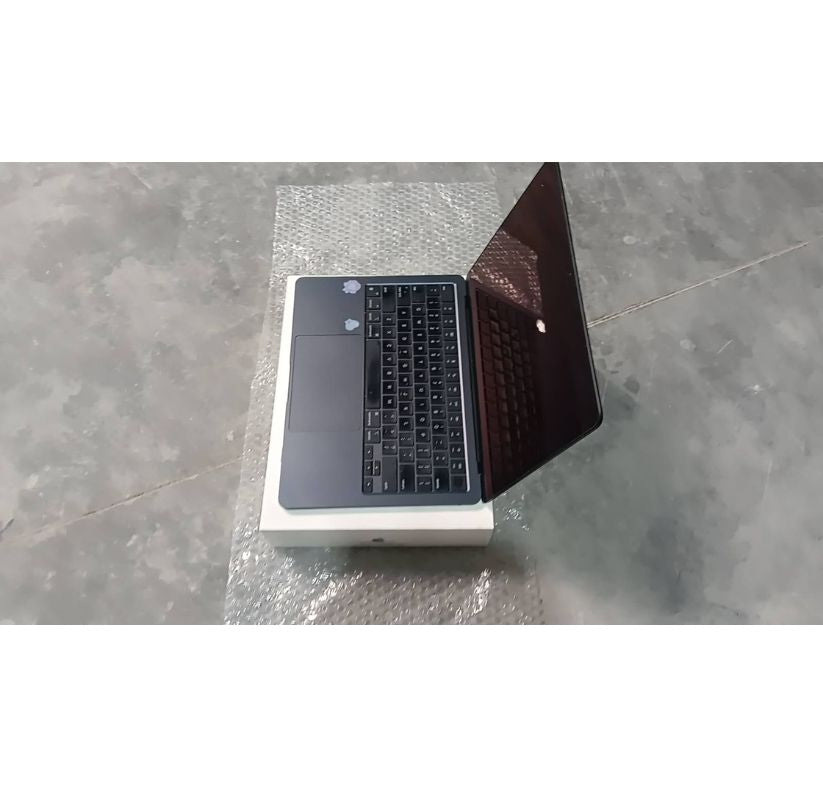 Apple MacBook Air 13.6" (2022, M2 Chip) | 8GB RAM | 256GB SSD – Pre-Owned Used Grade A (Model A2681)