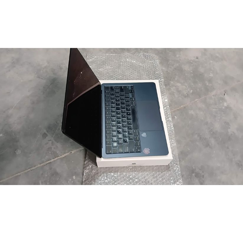 Apple MacBook Air 13.6" (2022, M2 Chip) | 8GB RAM | 256GB SSD – Pre-Owned Used Grade A (Model A2681)